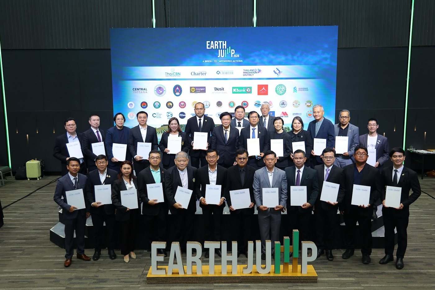 ผู้แทนเครือข่ายถือแฟ้มปฏิญาณลดขยะอาหาร Earth Jump 2026